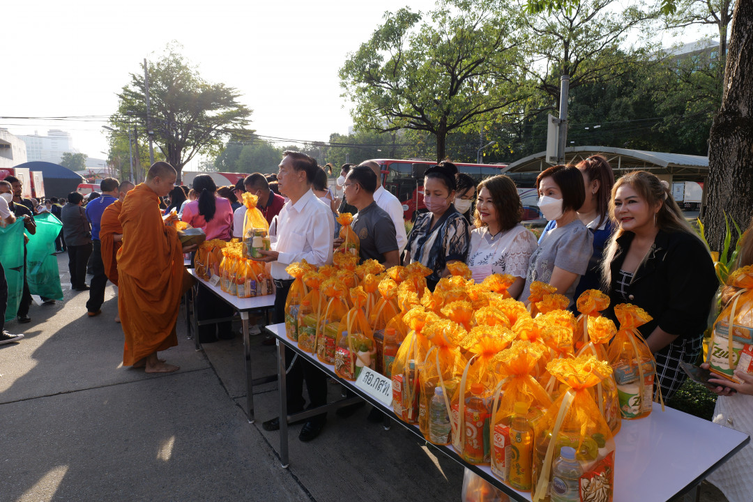 รูปภาพกิจกรรม สหกรณ์ออมทรัพย์การสื่อสารแห่งประเทศไทย ภาพกิจกรรม ร่วมทำบุญใส่บาตรกับ ปณท เนื่องในวันขึ้นปีใหม่ 2567 เมื่อวันที่ 5 มกราคม 2567 6