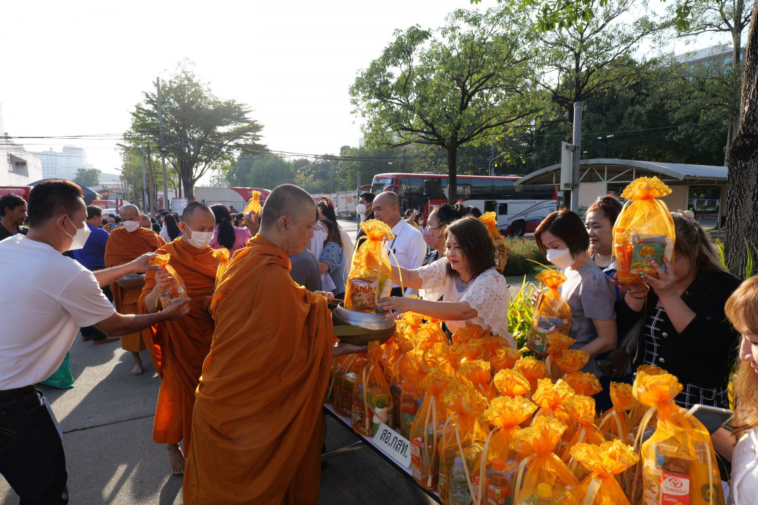 รูปภาพกิจกรรม สหกรณ์ออมทรัพย์การสื่อสารแห่งประเทศไทย ภาพกิจกรรม ร่วมทำบุญใส่บาตรกับ ปณท เนื่องในวันขึ้นปีใหม่ 2567 เมื่อวันที่ 5 มกราคม 2567 7