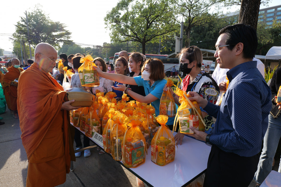 รูปภาพกิจกรรม สหกรณ์ออมทรัพย์การสื่อสารแห่งประเทศไทย ภาพกิจกรรม ร่วมทำบุญใส่บาตรกับ ปณท เนื่องในวันขึ้นปีใหม่ 2567 เมื่อวันที่ 5 มกราคม 2567 10