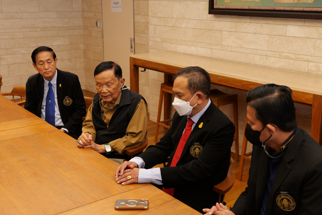 รูปภาพกิจกรรม สหกรณ์ออมทรัพย์การสื่อสารแห่งประเทศไทย ภาพกิจกรรม พบผู้บริหาร บริษัท ไปรษณีย์ไทย จำกัด  ผู้บริหาร บริษัท โทรคมนาคมแห่งชาติ จำกัด (มหาชน)  และท่านศรีภูมิ ศุขเนตร ผู้ก่อตั้งสหกรณ์ สอ.กสท. เพื่อเรียนเชิญเป็นที่ปรึกษา และมอบกระเช้าปีใหม่ 2567 10