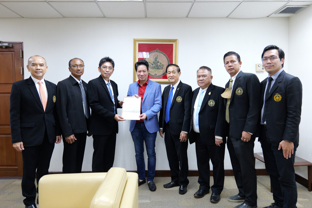 รูปภาพกิจกรรม สหกรณ์ออมทรัพย์การสื่อสารแห่งประเทศไทย ภาพกิจกรรม นายนิธิ มาวิเลิศ ประธานกรรมการและคณะกรรมการ เข้าพบ ดร.ดนันท์ สุภัทรพันธุ์ เชิญเป็นที่ปรึกษา สอ.กสท. 1