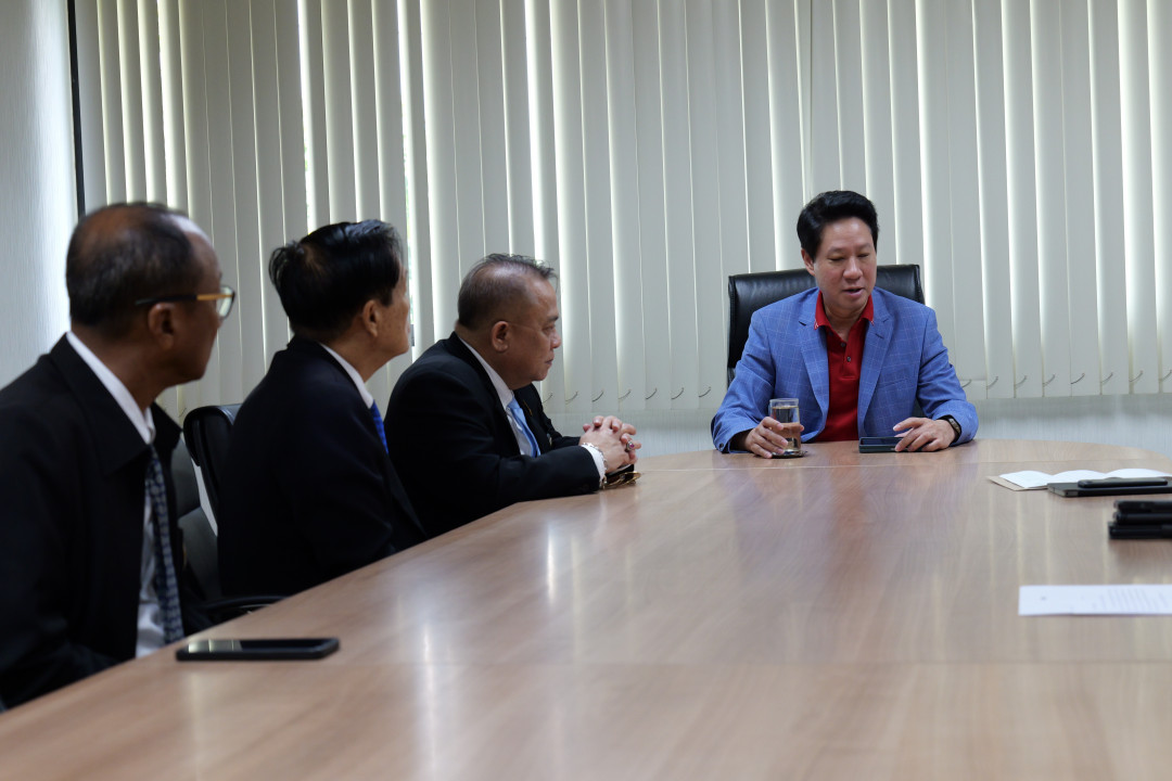 รูปภาพกิจกรรม สหกรณ์ออมทรัพย์การสื่อสารแห่งประเทศไทย ภาพกิจกรรม นายนิธิ มาวิเลิศ ประธานกรรมการและคณะกรรมการ เข้าพบ ดร.ดนันท์ สุภัทรพันธุ์ เชิญเป็นที่ปรึกษา สอ.กสท. 5