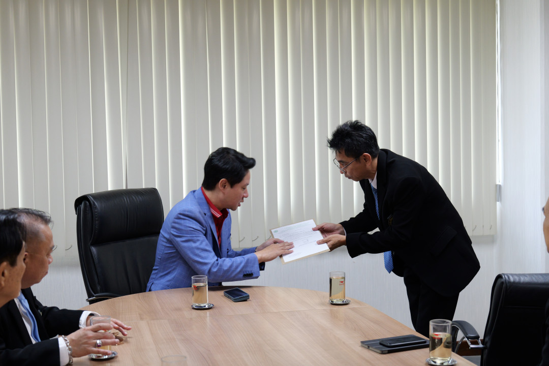 รูปภาพกิจกรรม สหกรณ์ออมทรัพย์การสื่อสารแห่งประเทศไทย ภาพกิจกรรม นายนิธิ มาวิเลิศ ประธานกรรมการและคณะกรรมการ เข้าพบ ดร.ดนันท์ สุภัทรพันธุ์ เชิญเป็นที่ปรึกษา สอ.กสท. 9