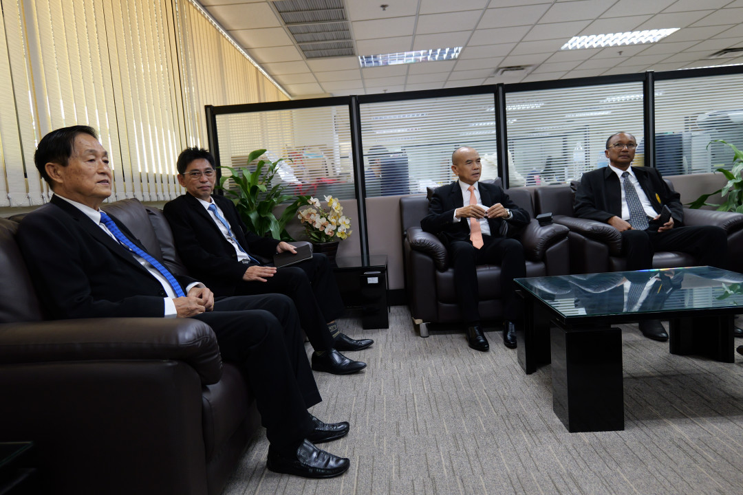 รูปภาพกิจกรรม สหกรณ์ออมทรัพย์การสื่อสารแห่งประเทศไทย ภาพกิจกรรม นายนิธิ มาวิเลิศ ประธานกรรมการและคณะกรรมการ เข้าพบ ดร.ดนันท์ สุภัทรพันธุ์ เชิญเป็นที่ปรึกษา สอ.กสท. 12