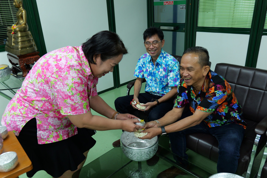 รูปภาพกิจกรรม สหกรณ์ออมทรัพย์การสื่อสารแห่งประเทศไทย กิจกรรม พิธีรดน้ำดำหัวแก่คณะกรรมการดำเนินการ สอ.กสท. 15