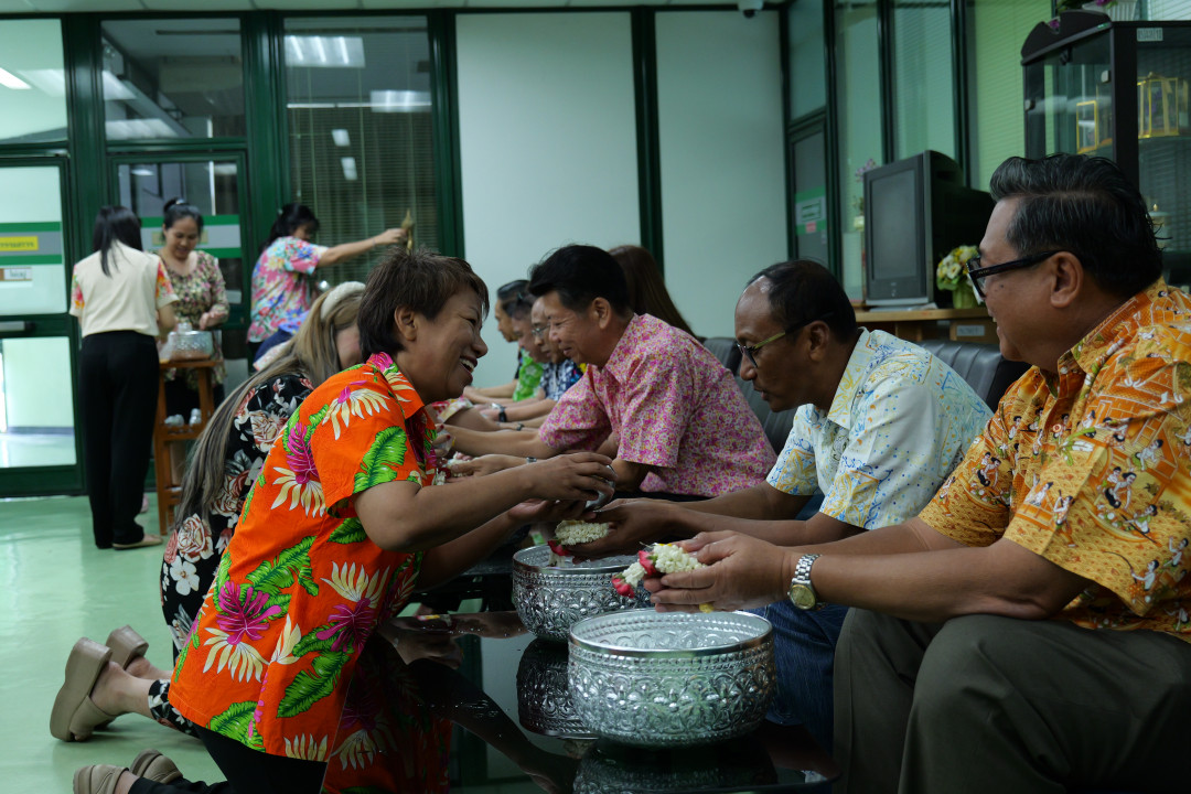 รูปภาพกิจกรรม สหกรณ์ออมทรัพย์การสื่อสารแห่งประเทศไทย กิจกรรม พิธีรดน้ำดำหัวแก่คณะกรรมการดำเนินการ สอ.กสท. 19