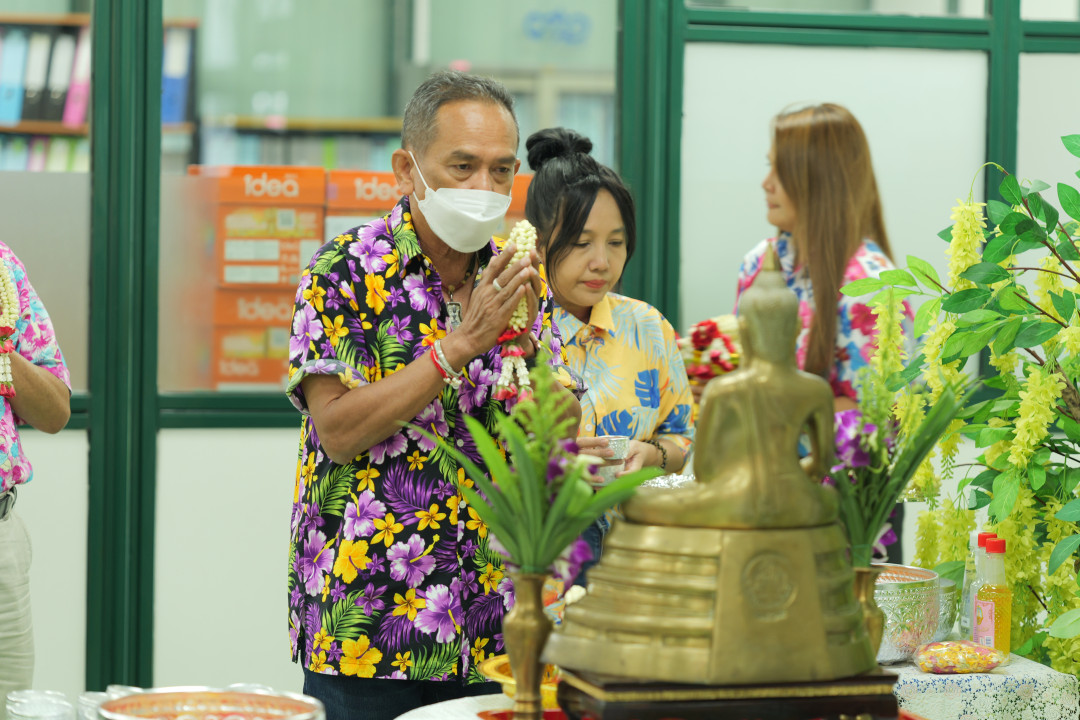 รูปภาพกิจกรรม สหกรณ์ออมทรัพย์การสื่อสารแห่งประเทศไทย กิจกรรม พิธีรดน้ำขอพรเนื่องในวันสงกรานต์ 2568 13
