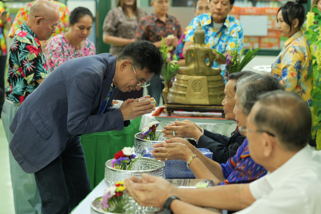 รูปภาพกิจกรรม สหกรณ์ออมทรัพย์การสื่อสารแห่งประเทศไทย กิจกรรม พิธีรดน้ำขอพรเนื่องในวันสงกรานต์ 2568 15