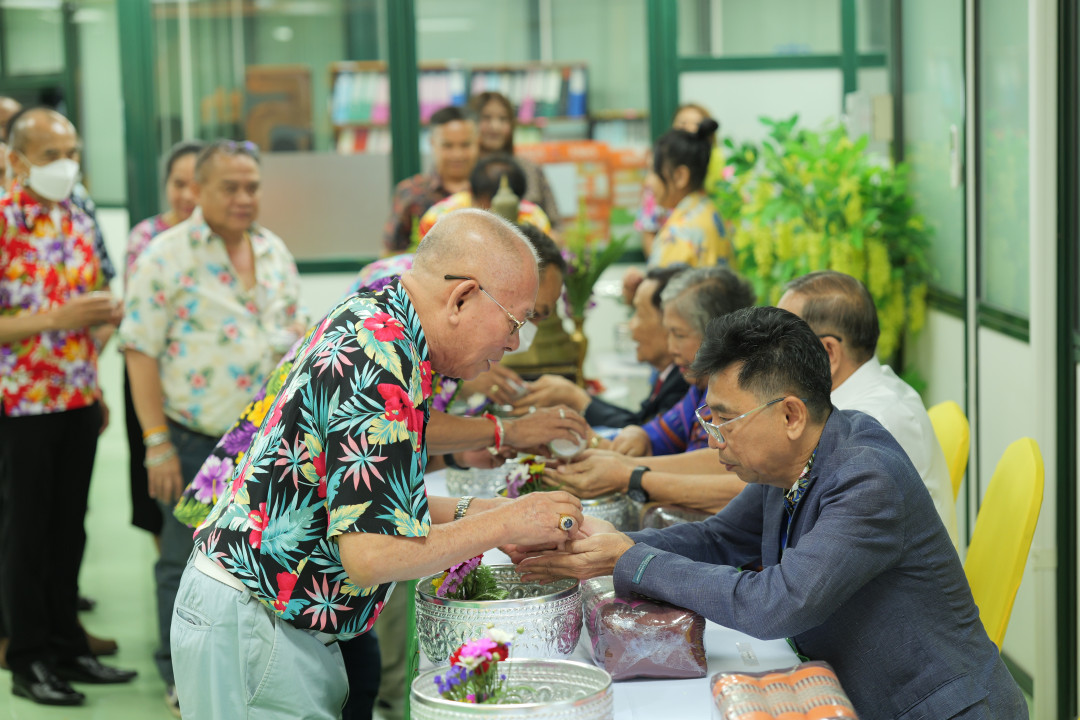 รูปภาพกิจกรรม สหกรณ์ออมทรัพย์การสื่อสารแห่งประเทศไทย กิจกรรม พิธีรดน้ำขอพรเนื่องในวันสงกรานต์ 2568 17