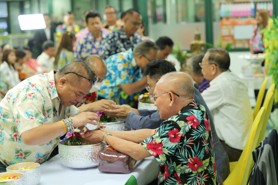 รูปภาพกิจกรรม สหกรณ์ออมทรัพย์การสื่อสารแห่งประเทศไทย กิจกรรม พิธีรดน้ำขอพรเนื่องในวันสงกรานต์ 2568 19
