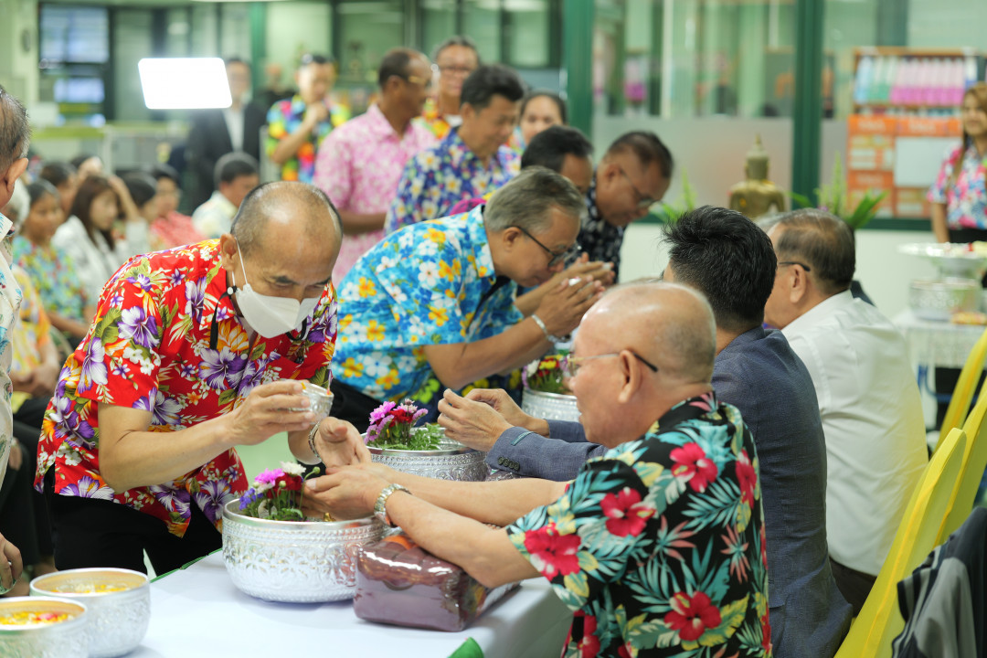 รูปภาพกิจกรรม สหกรณ์ออมทรัพย์การสื่อสารแห่งประเทศไทย กิจกรรม พิธีรดน้ำขอพรเนื่องในวันสงกรานต์ 2568 20