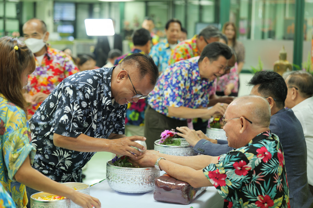 รูปภาพกิจกรรม สหกรณ์ออมทรัพย์การสื่อสารแห่งประเทศไทย กิจกรรม พิธีรดน้ำขอพรเนื่องในวันสงกรานต์ 2568 21