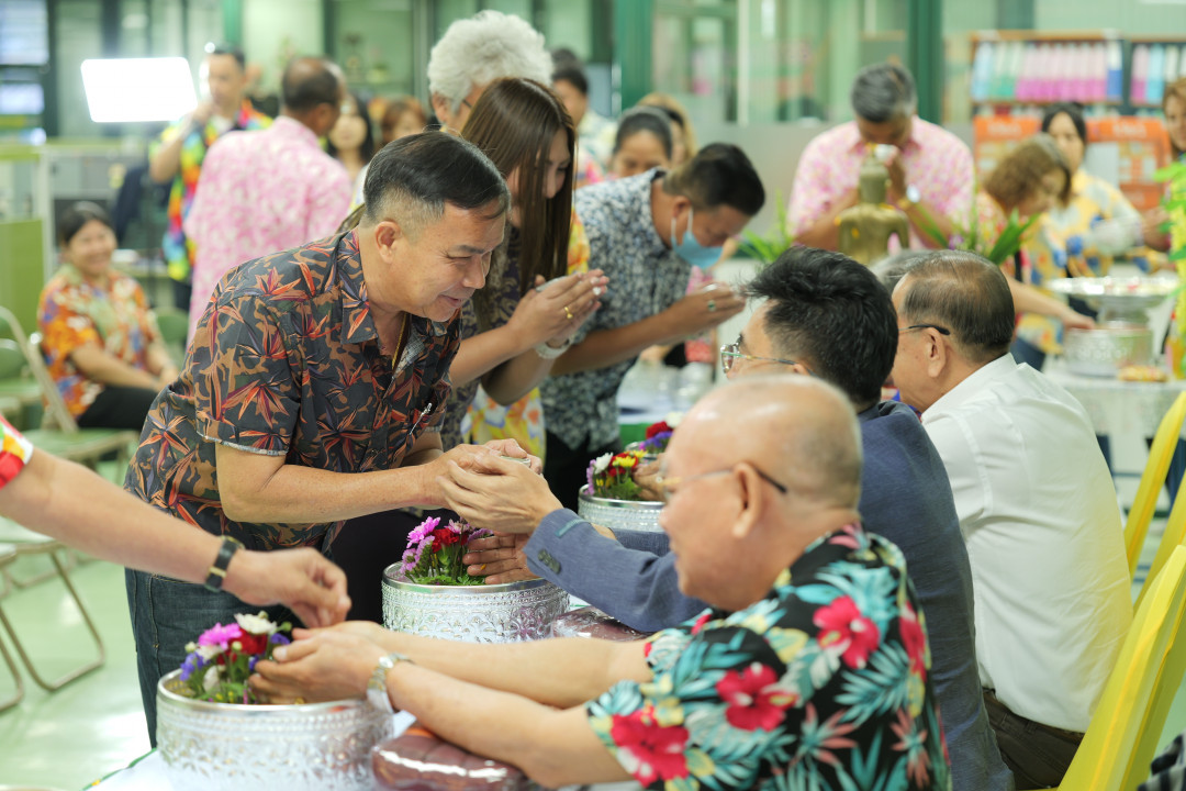 รูปภาพกิจกรรม สหกรณ์ออมทรัพย์การสื่อสารแห่งประเทศไทย กิจกรรม พิธีรดน้ำขอพรเนื่องในวันสงกรานต์ 2568 22