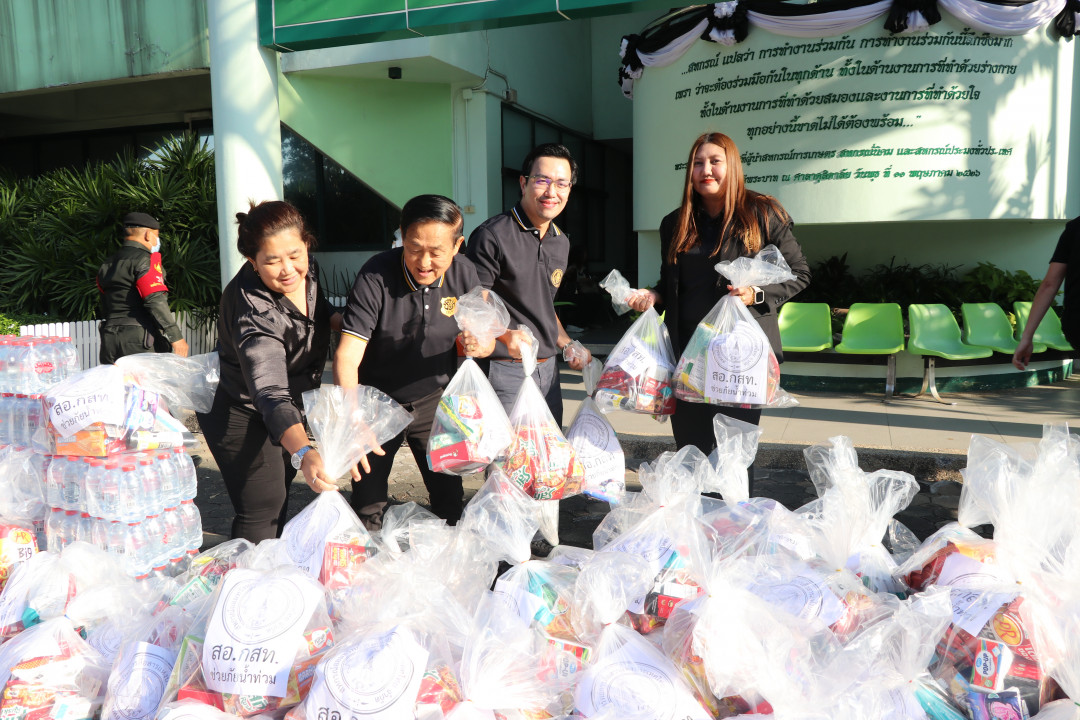 รูปภาพกิจกรรม สหกรณ์ออมทรัพย์การสื่อสารแห่งประเทศไทย กิจกรรม สอ.กสท. ร่วมกับ THPD ไปรษณีย์ไทย ดิสทวิบิวชั่น ส่งมอบถุงยังชีพรอบแรกช่วยผู้ประสบอุทกภัย อ.หาดใหญ่ จ.สงขลา 8