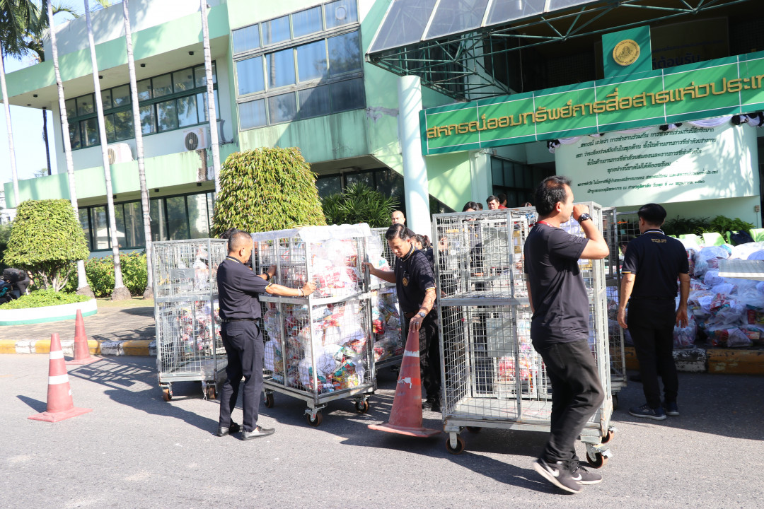 รูปภาพกิจกรรม สหกรณ์ออมทรัพย์การสื่อสารแห่งประเทศไทย กิจกรรม สอ.กสท. ร่วมกับ THPD ไปรษณีย์ไทย ดิสทวิบิวชั่น ส่งมอบถุงยังชีพรอบแรกช่วยผู้ประสบอุทกภัย อ.หาดใหญ่ จ.สงขลา 25