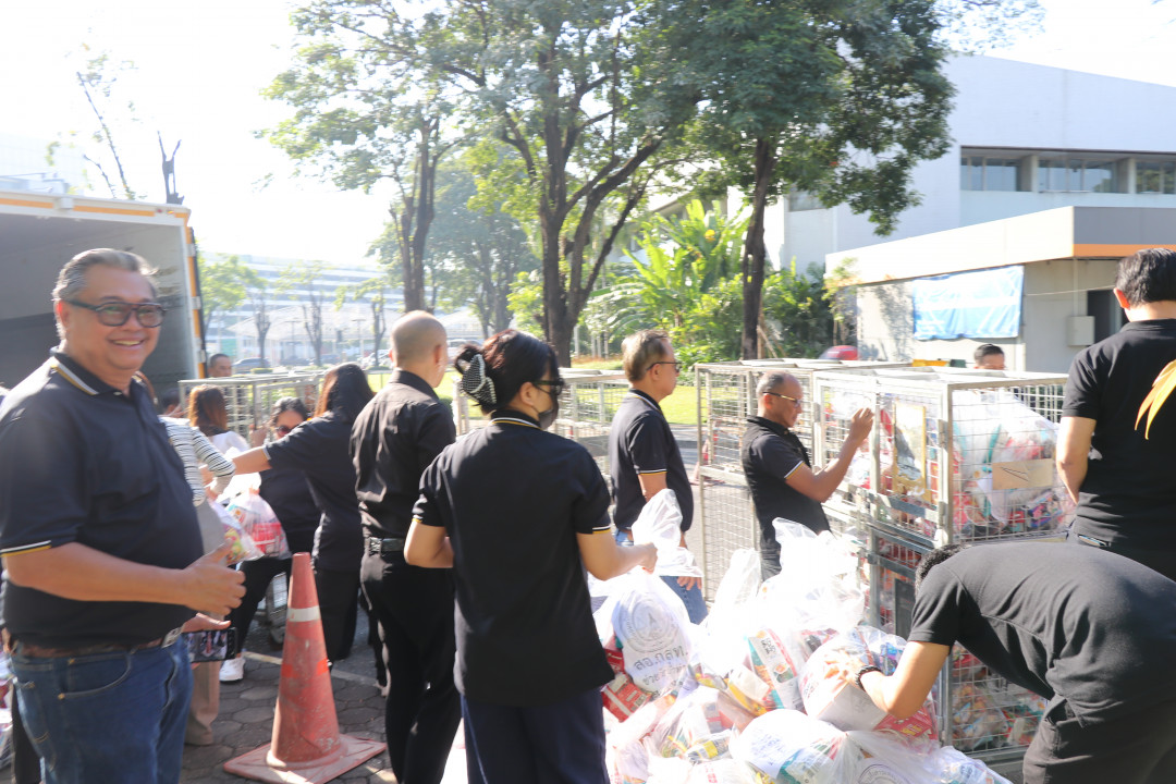 รูปภาพกิจกรรม สหกรณ์ออมทรัพย์การสื่อสารแห่งประเทศไทย กิจกรรม สอ.กสท. ร่วมกับ THPD ไปรษณีย์ไทย ดิสทวิบิวชั่น ส่งมอบถุงยังชีพรอบแรกช่วยผู้ประสบอุทกภัย อ.หาดใหญ่ จ.สงขลา 28